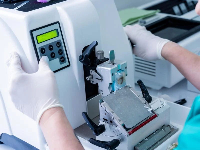 qué hace un ingeniero biomédico